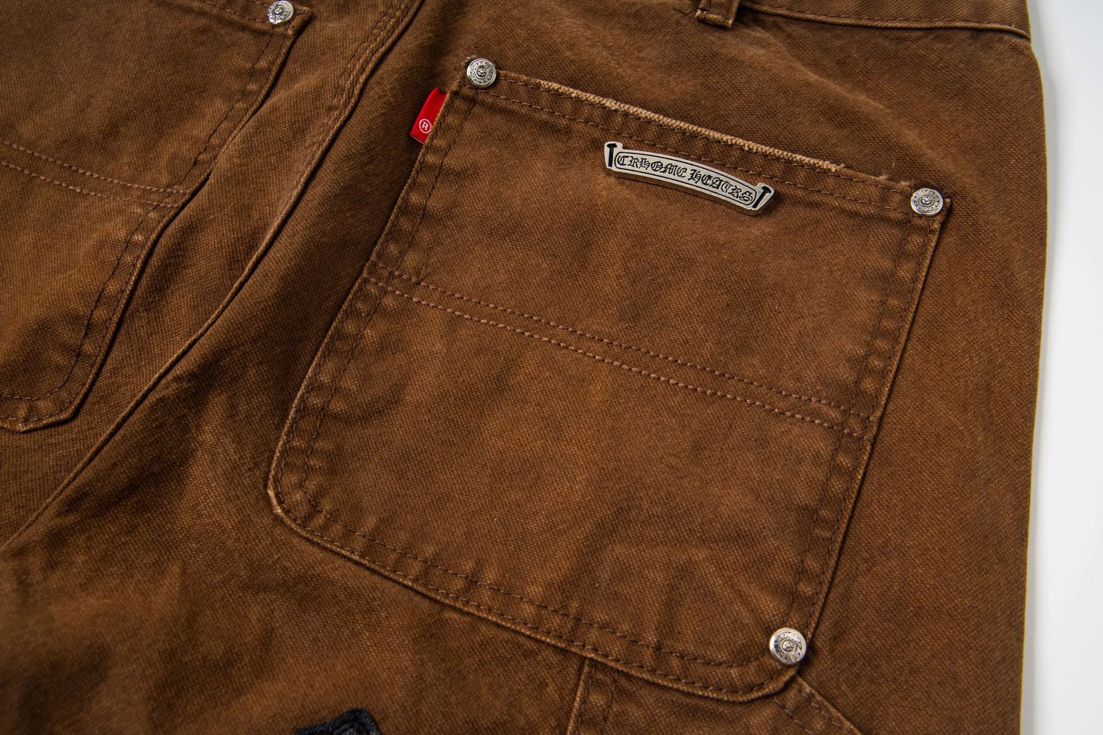 P290 Chrome Hearts Chrome Hearts Brown Logging Orange Multi-leather Jeans Multi-leather standard workwear jeans and jeans need to be washed and then disassembled and hand-stitched with sheepskin cross leather and then spliced to complete. The whole process is too complicated to describe. About Chrome Hearts This is an extremely luxurious fashion brand that can also be called the nobility of the high street. It has always been an exclusive brand for some hipsters or the second generation of rich people. Compared with ordinary high streets, it is more luxurious and noble. Compared with luxury brands, it is more fashionable and individual. It has always been a brand that I have a special liking for. Style number: 1787# Color: Brown Size: 28 30 32 34 36